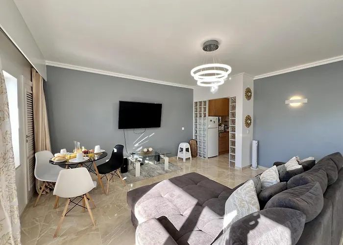 Town With Pool By Homing 알부페이라