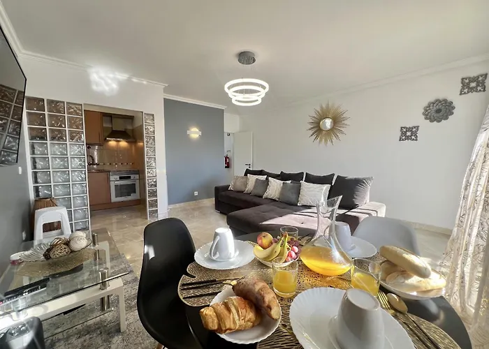 Town With Pool By Homing 아파트 *