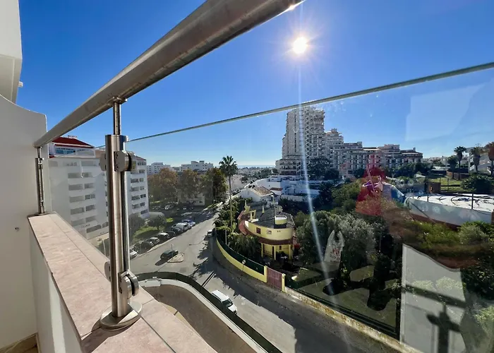 Town With Pool By Homing 아파트